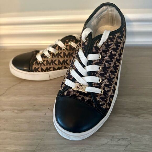 Michael Kors signature low top sneakers. - Picture 3 of 6